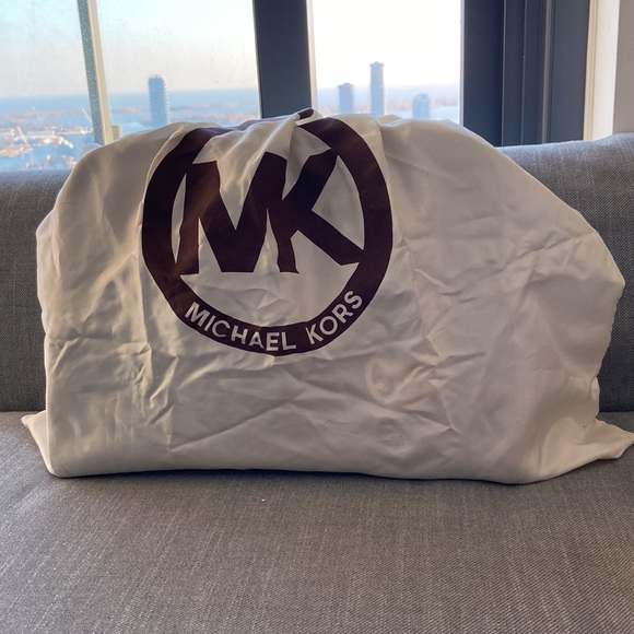 Black Michael Kors bag with key holder and extra chain. - Picture 6 of 6